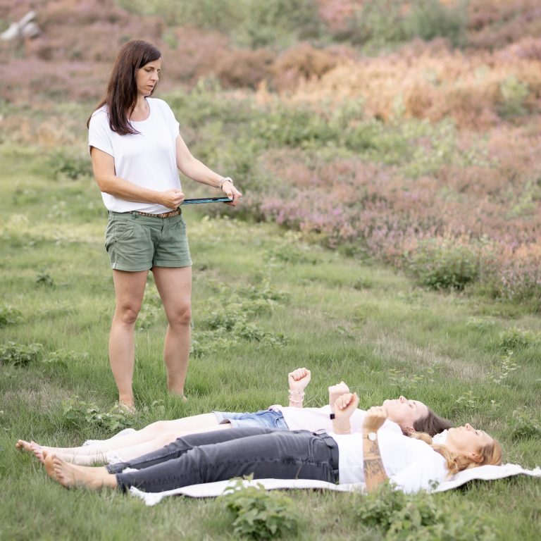 Foto von Elisabeth Hahnenkamp - Fotografie: Progressive Muskelrelaxation während Outdoor-Coaching Entspannungsübung PMR